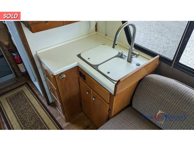 1998 Chinook Concourse DINETTE Class B Plus at Your RV Broker STOCK# B89747 Photo 7